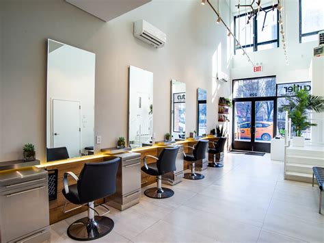 Best hair salon - This unisex salon offers services like Kerastase in-Salon Ritual which is a unique sensorial experience dedicated to enhancing the natural beauty of hair. Other services which these guys have mastered are cutting and colouring, innovative hair designing, hair retexturing and smoothing.
